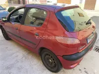 Usado Peugeot 206 75 CV (55 kW) 2001 Granate Berlina