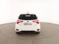 Usado Toyota Yaris Hybrid Active 101 CV (74 kW) 2019 Blanco Berlina