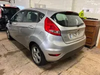 Usado Ford Fiesta Trend 68 CV (50 kW) 2010 Gris / plata Berlina