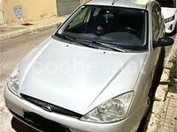 Usado Ford Focus Trend 90 CV (66 kW) 2001 Gris / plata Berlina