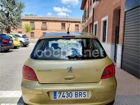 Usado Peugeot 307 110 CV (80 kW) 2001 Amarillo Utilitario