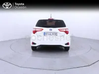 Usado Toyota Yaris Hybrid Active 100 CV (73 kW) 2019 Blanco Berlina