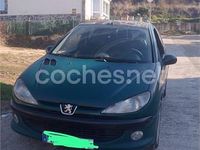 Usado Peugeot 206 90 CV (66 kW) 1999 Verde Utilitario