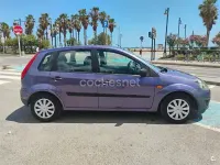 Usado Ford Fiesta 70 CV (51 kW) 2006 Violeta / lila Utilitario