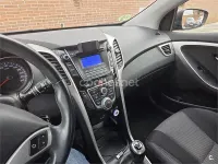 Usado Hyundai i30 GO! 100 CV (73 kW) 2015 Granate Berlina