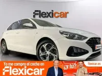 Usado Hyundai i30 120 CV (88 kW) 2021 Blanco Berlina