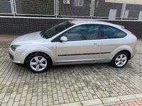 Usado Ford Focus Sport 109 CV (80 kW) 2006 Gris / plata Berlina