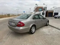 Usado Mercedes E220 Classic 150 CV (110 kW) 2004 Gris / plata Berlina