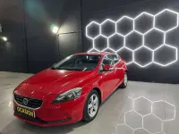 Usado Volvo V40 Kinetic 120 CV (88 kW) 2016 Rojo Utilitario