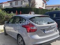 Usado Ford Focus Trend 125 CV (91 kW) 2013 Gris / plata Berlina