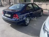 Usado VW Bora Conceptline 102 CV (75 kW) 2002 Azul Berlina