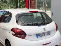 Usado Peugeot 208 Allure 100 CV (73 kW) 2016 Blanco Utilitario