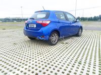 Usado Toyota Yaris Hybrid Active 100 CV (73 kW) 2018 Azul Berlina