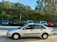 Usado Ford Focus Ghia 90 CV (66 kW) 2002 Gris / plata Berlina