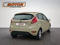 Usado Ford Fiesta Trend 68 CV (50 kW) 2009 Beige Berlina