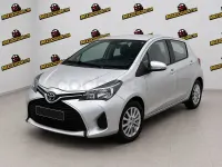 Usado Toyota Yaris Active 99 CV (72 kW) 2015 Gris / plata Utilitario