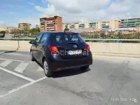 Usado Toyota Yaris Hybrid Active 100 CV (73 kW) 2017 Negro Berlina