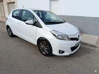 Usado Toyota Yaris Active 69 CV (50 kW) 2014 Blanco Berlina