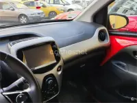 Usado Toyota Aygo X-play 69 CV (50 kW) 2018 Rojo Utilitario