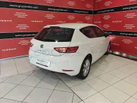 Usado Seat Leon Style 130 CV (95 kW) 2018 Blanco Familiar