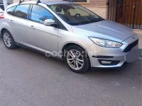 Usado Ford Focus Trend 125 CV (91 kW) 2017 Gris / plata Berlina