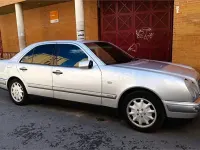 Usado Mercedes E280 Elegance 193 CV (141 kW) 1998 Gris / plata Berlina