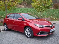 Usado Toyota Auris Active 116 CV (85 kW) 2015 Granate Berlina