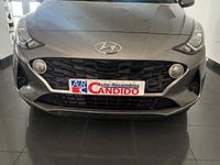 Usado Hyundai i10 67 CV (49 kW) 2022 Gris / plata Utilitario