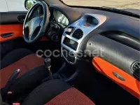 Usado Peugeot 206 110 CV (80 kW) 2002 Negro Descapotable