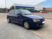 Usado Peugeot 306 100 CV (73 kW) 2001 Azul Berlina