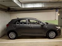 Usado Kia Rio 84 CV (61 kW) 2022 Gris / plata Berlina