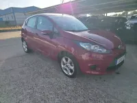 Usado Ford Fiesta Trend 70 CV (51 kW) 2010 Granate Berlina