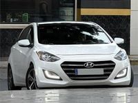 Usado Hyundai i30 110 CV (80 kW) 2016 Blanco Berlina