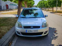 Usado Ford Fiesta 80 CV (58 kW) 2006 Gris / plata Utilitario