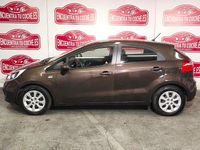 Usado Kia Rio 86 CV (63 kW) 2014 Marrón Utilitario