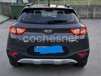 Usado Kia Stonic 100 CV (73 kW) 2021 Gris / plata SUV