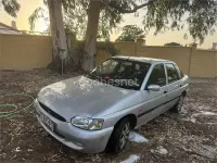 Usado Ford Escort 90 CV (66 kW) 2000 Gris / plata Berlina