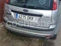 Usado Ford Focus Trend 90 CV (66 kW) 2005 Gris / plata Berlina