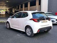 Usado Toyota Yaris Hybrid Active 99 CV (72 kW) 2020 Blanco Utilitario