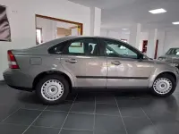Usado Volvo S40 Momentum 110 CV (80 kW) 2005 Gris / plata Berlina