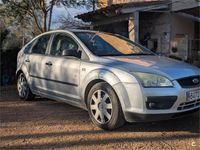 Usado Ford Focus Trend 115 CV (84 kW) 2006 Gris / plata Berlina