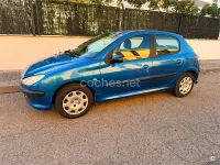 Usado Peugeot 206 70 CV (51 kW) 2004 Azul Berlina