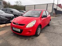 Usado Hyundai i20 85 CV (62 kW) 2012 Rojo Berlina