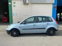 Usado Ford Fiesta Ambiente 70 CV (51 kW) 2007 Gris / plata Utilitario
