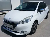 Usado Peugeot 208 Allure 92 CV (67 kW) 2014 Blanco Utilitario
