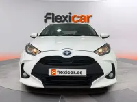 Usado Toyota Yaris Hybrid Active 100 CV (73 kW) 2020 Blanco Berlina