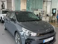 Usado Kia Rio GT-Line 84 CV (61 kW) 2021 Gris / plata Berlina