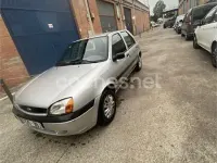 Usado Ford Fiesta Ambiente 60 CV (44 kW) 2000 Gris / plata Utilitario