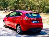 Usado Ford Fiesta Trend 82 CV (60 kW) 2010 Rojo Berlina
