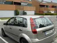 Usado Ford Fiesta Trend 80 CV (58 kW) 2004 Beige Utilitario